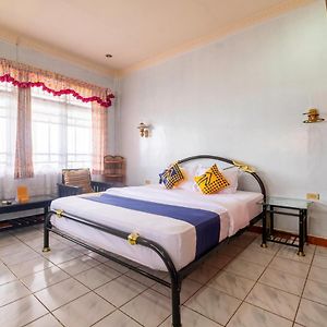 SPOT ON 1896 Hotel Mahkota Pantai